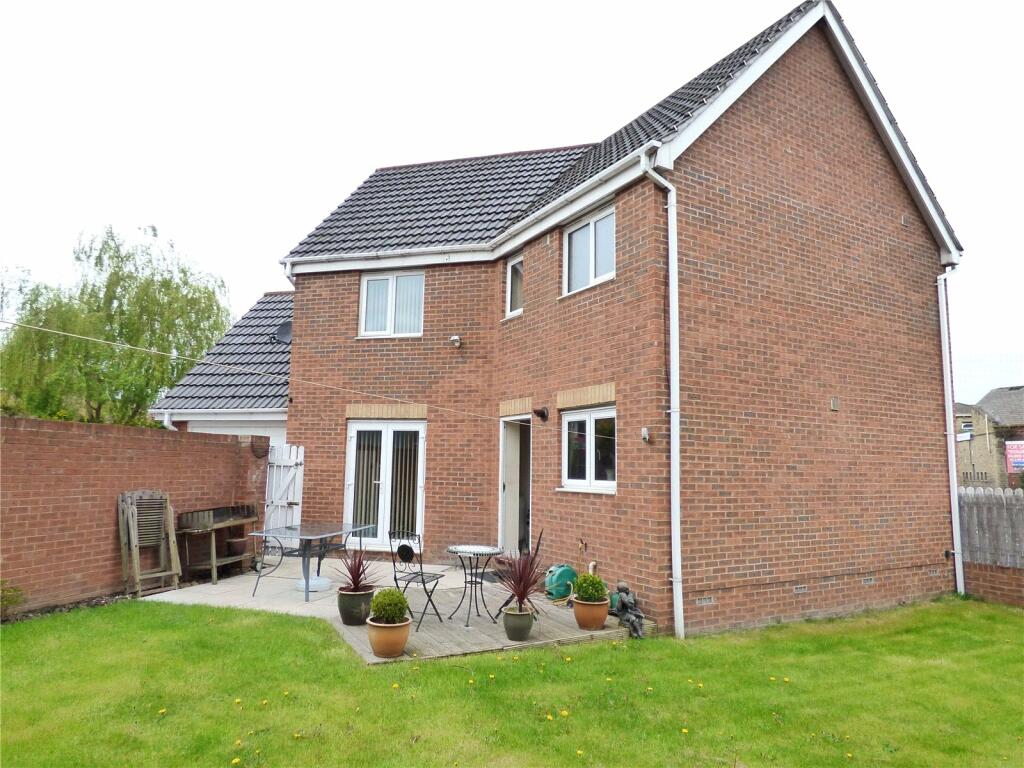 4 bedroom detached house for sale in Manor Park Road, Cleckheaton, BD19