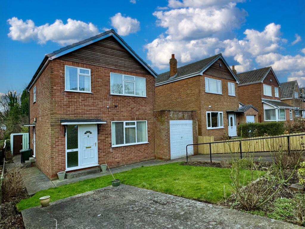 3 bedroom detached house for sale in Hall Close, Liversedge, WF15