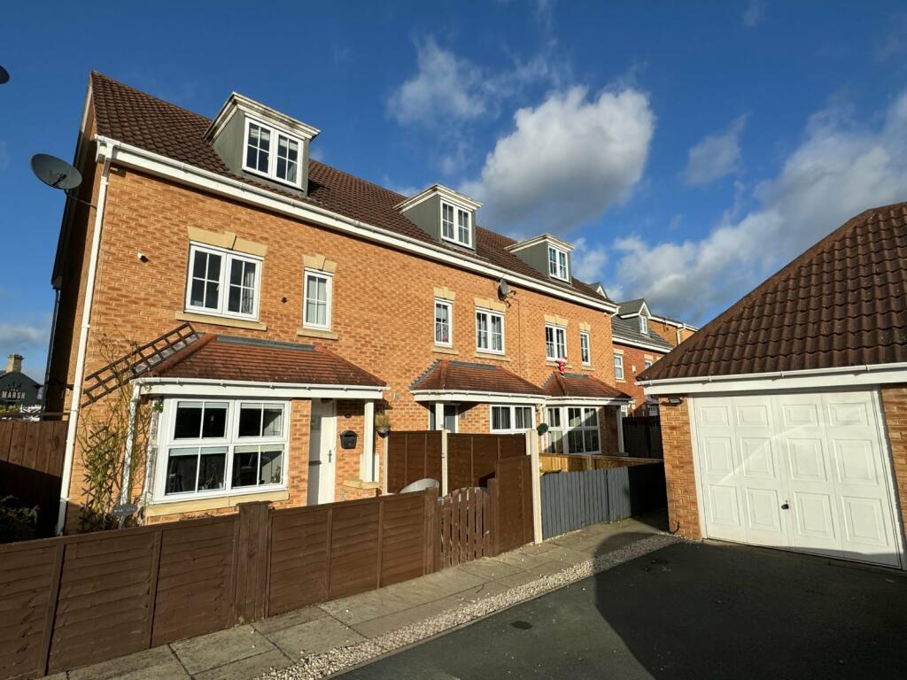 4 bedroom town house for sale in Manor Park Road, Cleckheaton, BD19