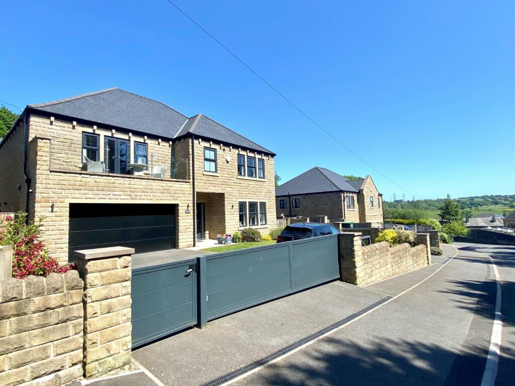 4 bedroom detached house for sale in Snelsins Road, Cleckheaton, BD19