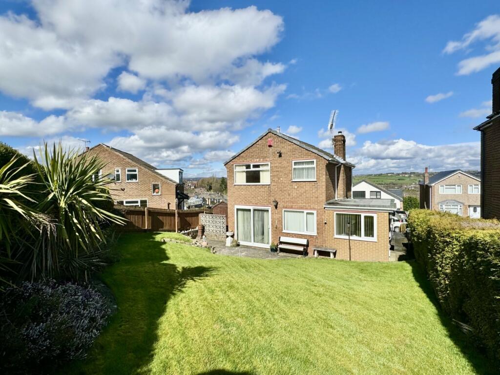 3 bedroom detached house for sale in Hall Drive, Liversedge, WF15