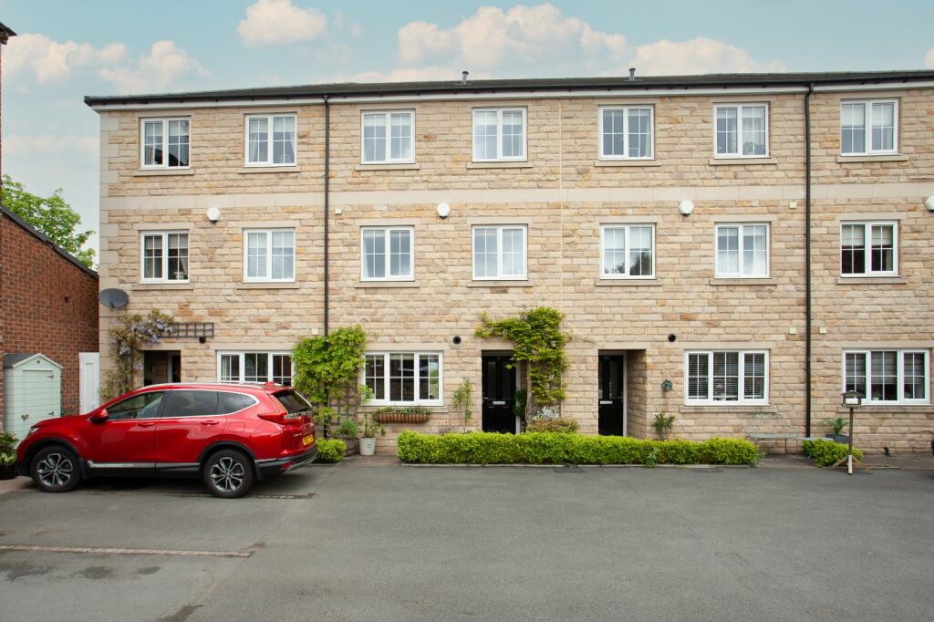 4 bedroom town house for sale in Lumb Lane, Roberttown, Liversedge, WF15