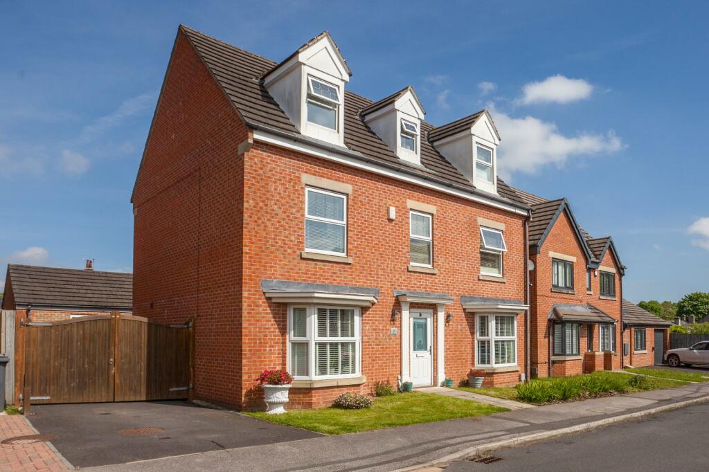 6 bedroom detached house for sale in Fern View, Gomersal, BD19