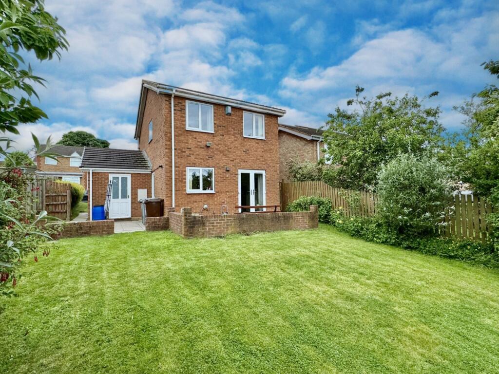 3 bedroom detached house for sale in Shirley Avenue, Gomersal
