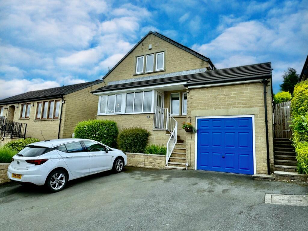 4 bedroom detached house for sale in Hall Park Avenue, Liversedge, WF15
