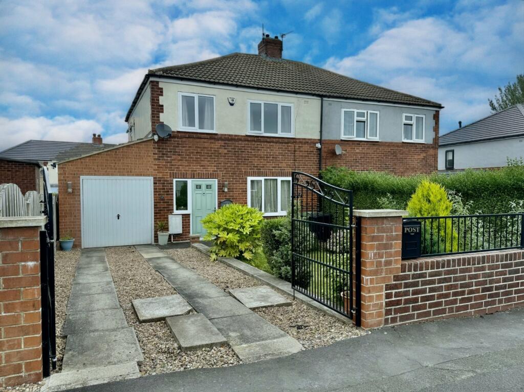 3 bedroom semidetached house for sale in Lumb Lane, Roberttown