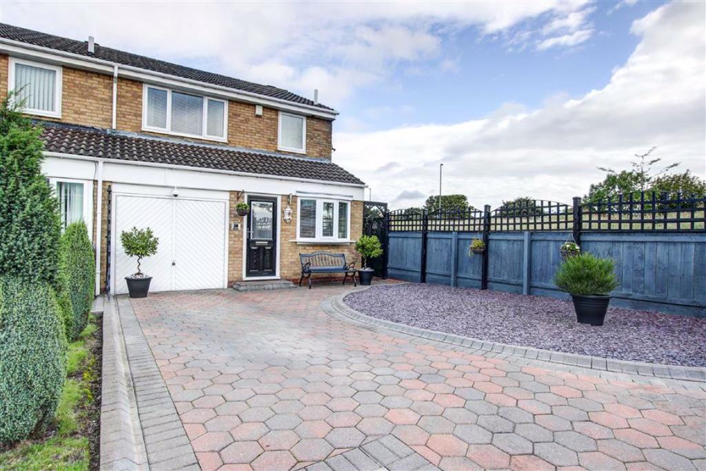 3 bedroom semidetached house for sale in Farndale, Wallsend, Tyne