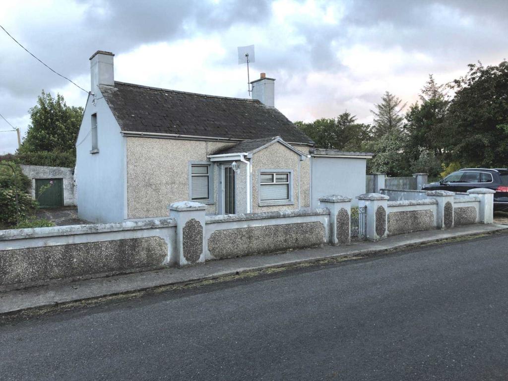 3 bedroom detached house for sale in Ballinard, Herbertstown, Co