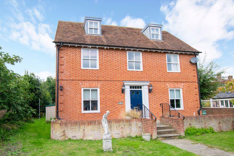 4 Bedroom Detached House For Sale In High Street Uckfield Tn22