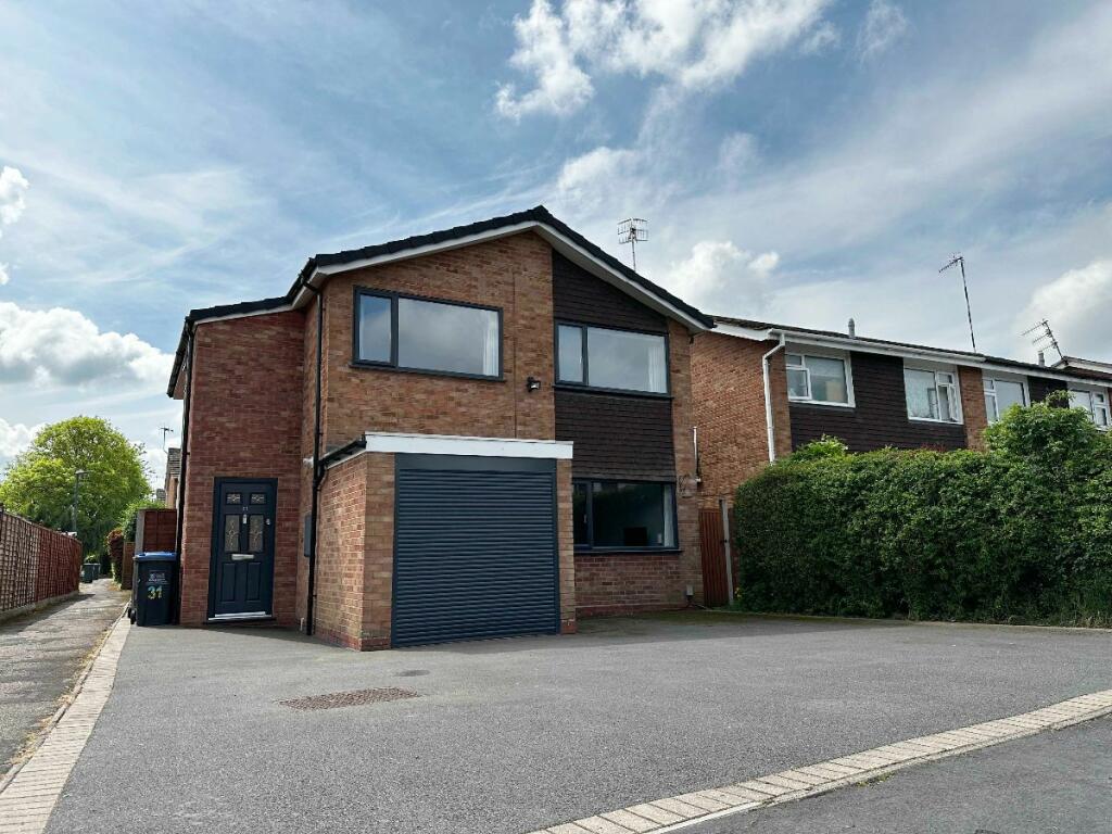 4 bedroom detached house for sale in Kettlewell Close, Woodloes Park