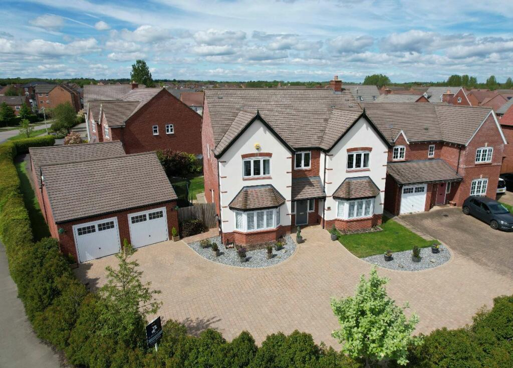 5 bedroom detached house for sale in Emerson Close, Chase Meadow