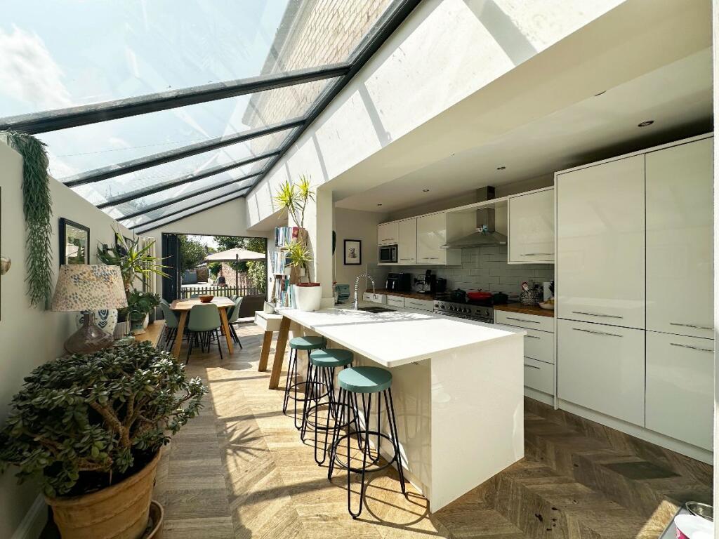 Main image of property: Emscote Road, Warwick