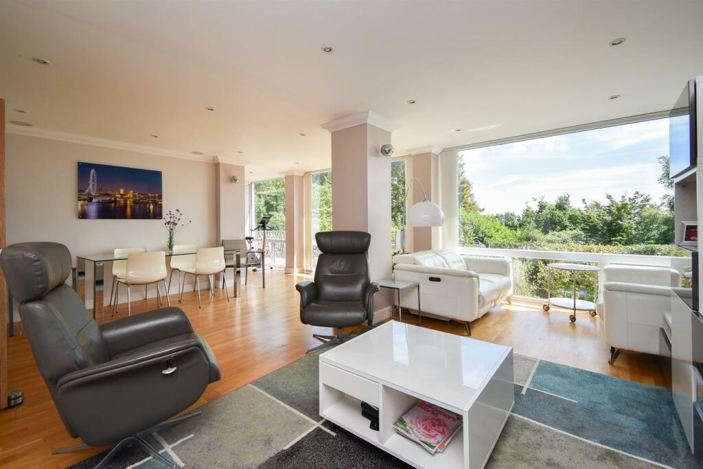 4 bedroom detached house for sale in Elphinstone Road, Hastings, TN34