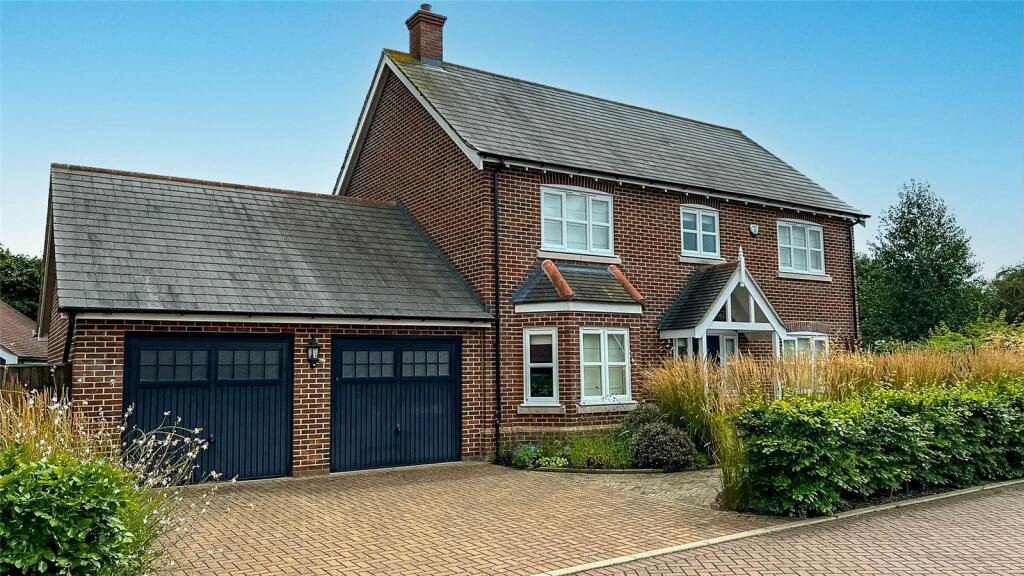 4 bedroom detached house for sale in Winney Close, Bradfield
