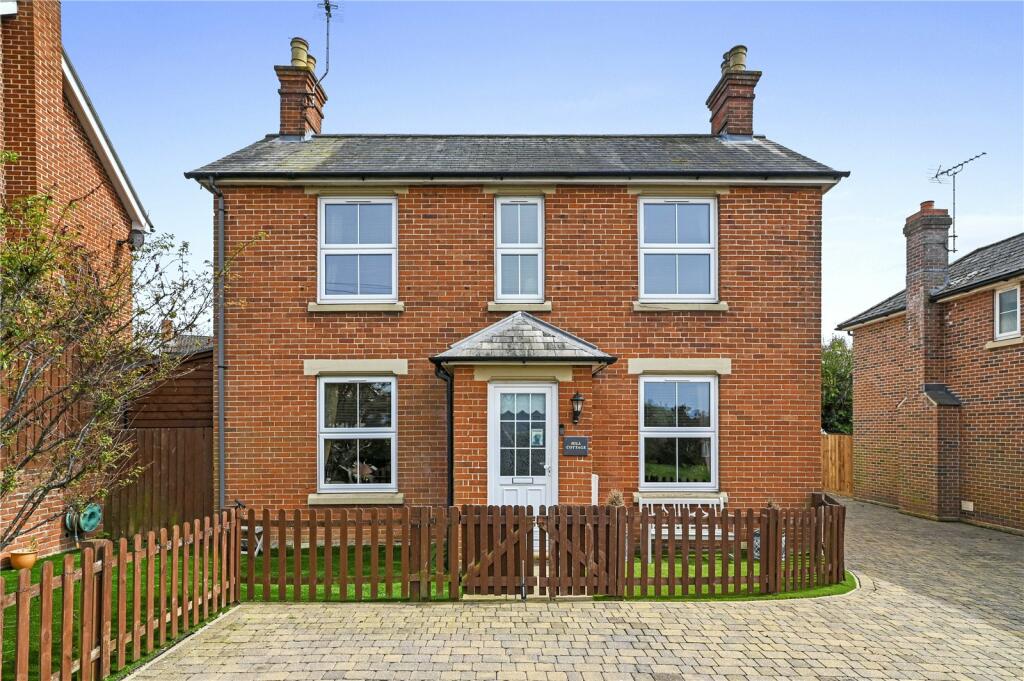 4 bedroom detached house for sale in Brantham Hill, Brantham