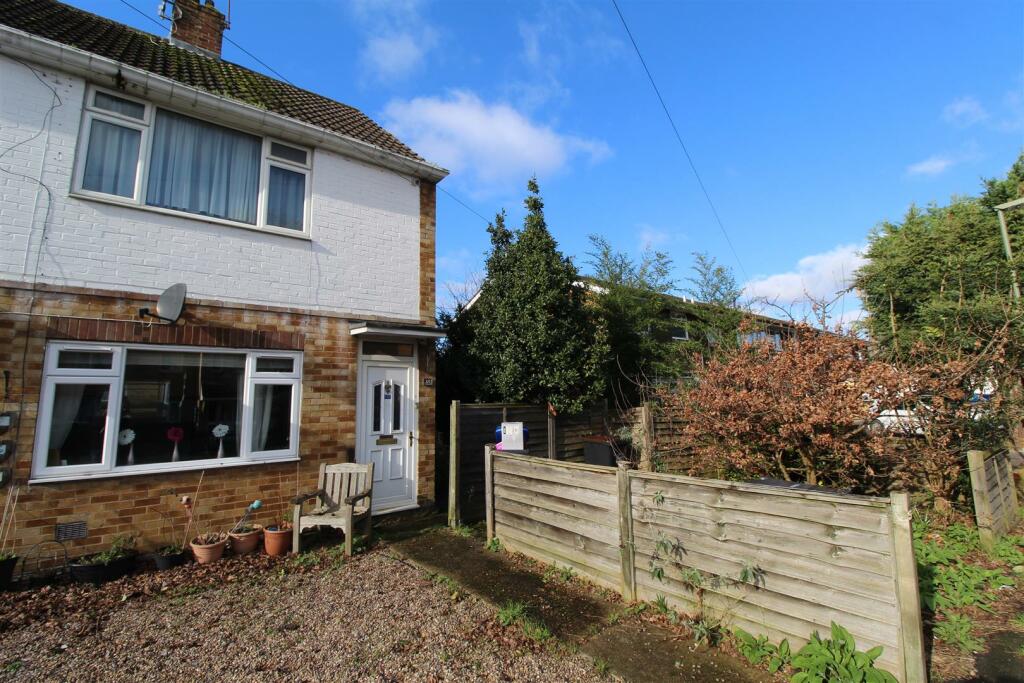 2 bedroom flat for sale in Chertsey Road, Byfleet, KT14