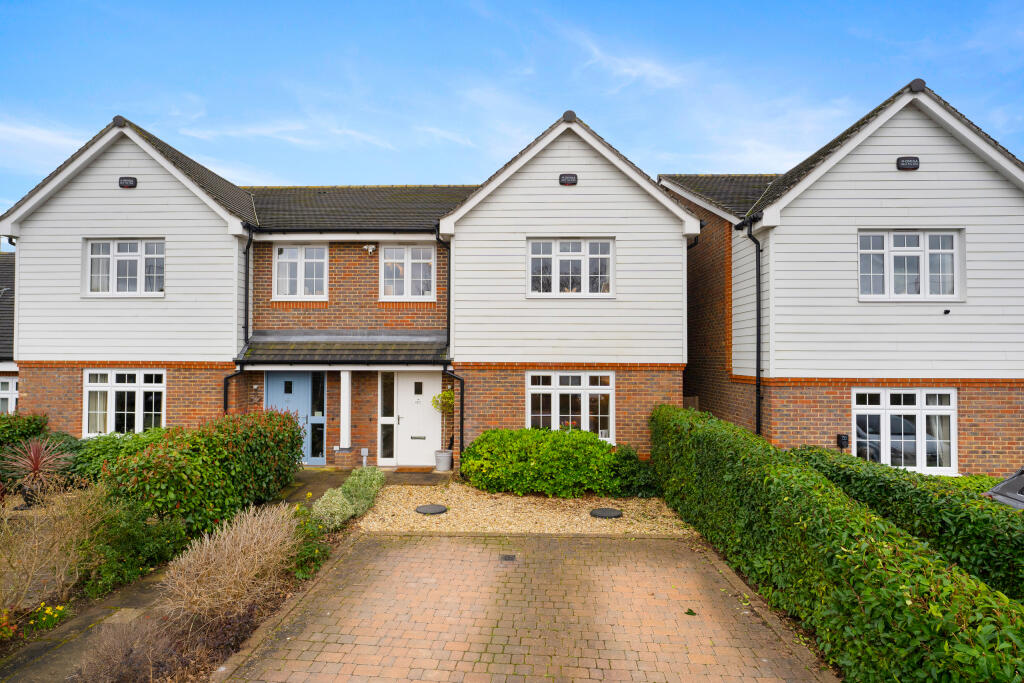 4 bedroom end of terrace house for sale in Grange Close, Edenbridge, Kent, TN8