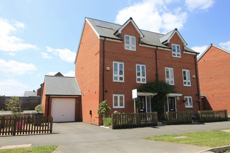 3 bedroom semidetached house for sale in Kingsman Drive, Botley, SO32