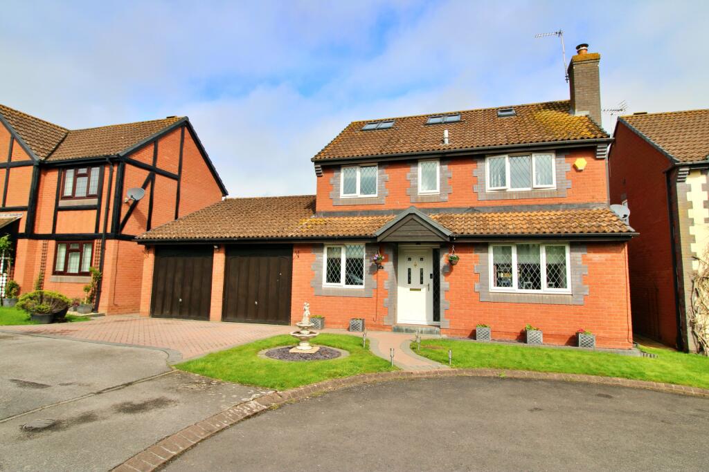 4 bedroom detached house for sale in Kingfisher Drive, Bowerhill