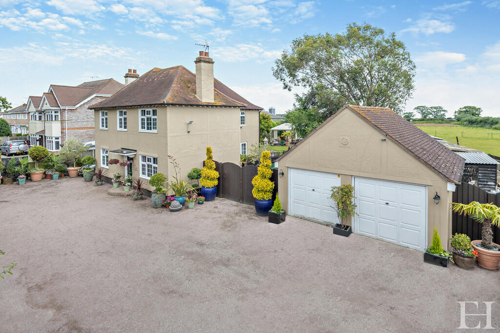 4 bedroom detached house for sale in Great Holland, FrintononSea, CO13