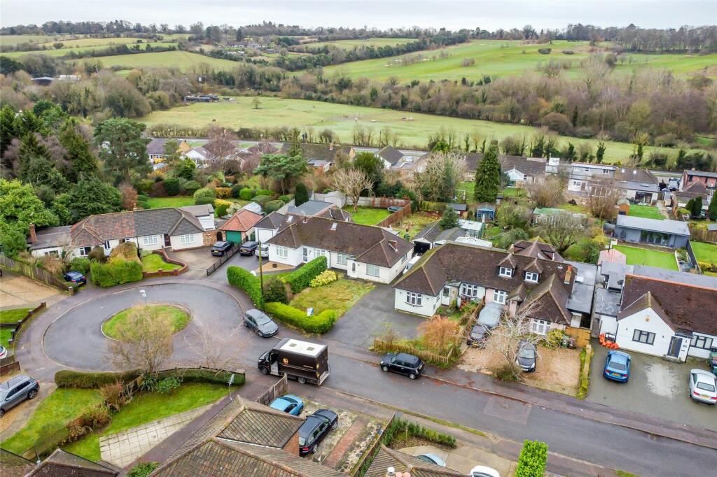 2 bedroom bungalow for sale in Marshalls Way, Wheathampstead, St