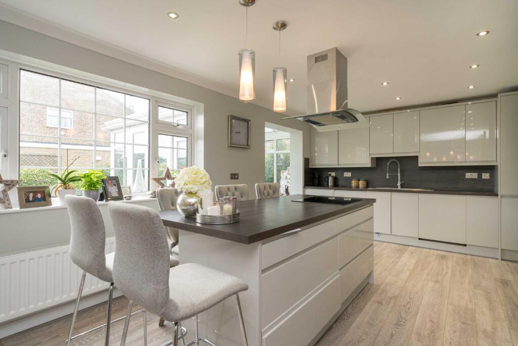 Main image of property: Aldwickbury Crescent, Harpenden, Hertfordshire, AL5