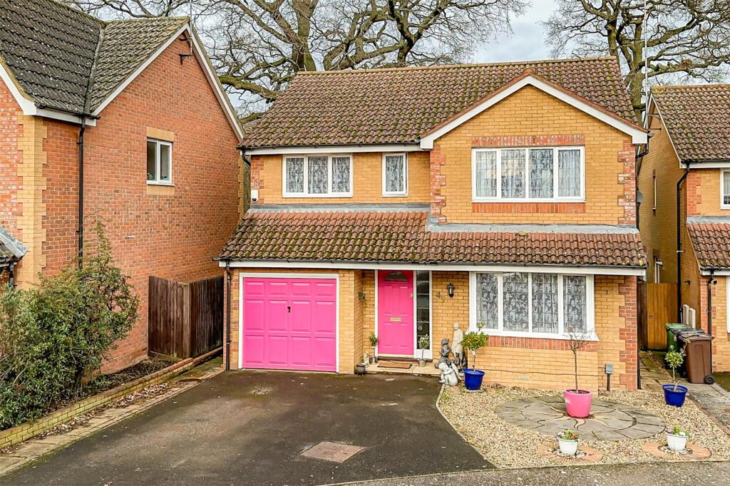 4 bedroom detached house for sale in Wynches Farm Drive, St. Albans, Hertfordshire, AL4