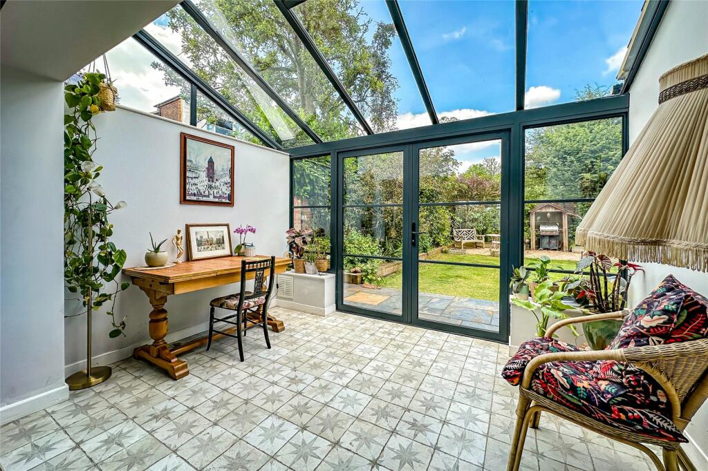 Additional property image - Tippendell Lane, St. Albans, Hertfordshire, AL2