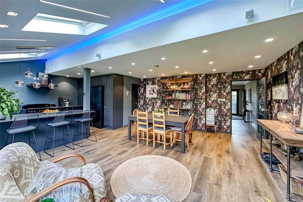 Additional property image - Tippendell Lane, St. Albans, Hertfordshire, AL2
