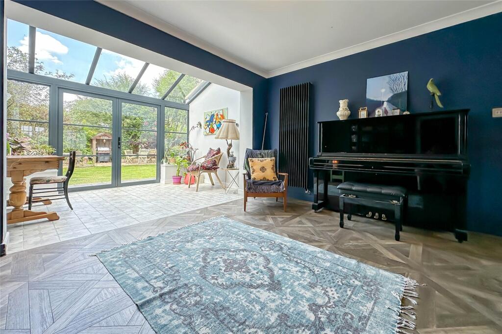 Additional property image - Tippendell Lane, St. Albans, Hertfordshire, AL2