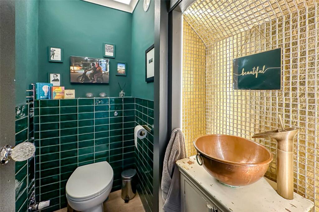Additional property image - Tippendell Lane, St. Albans, Hertfordshire, AL2