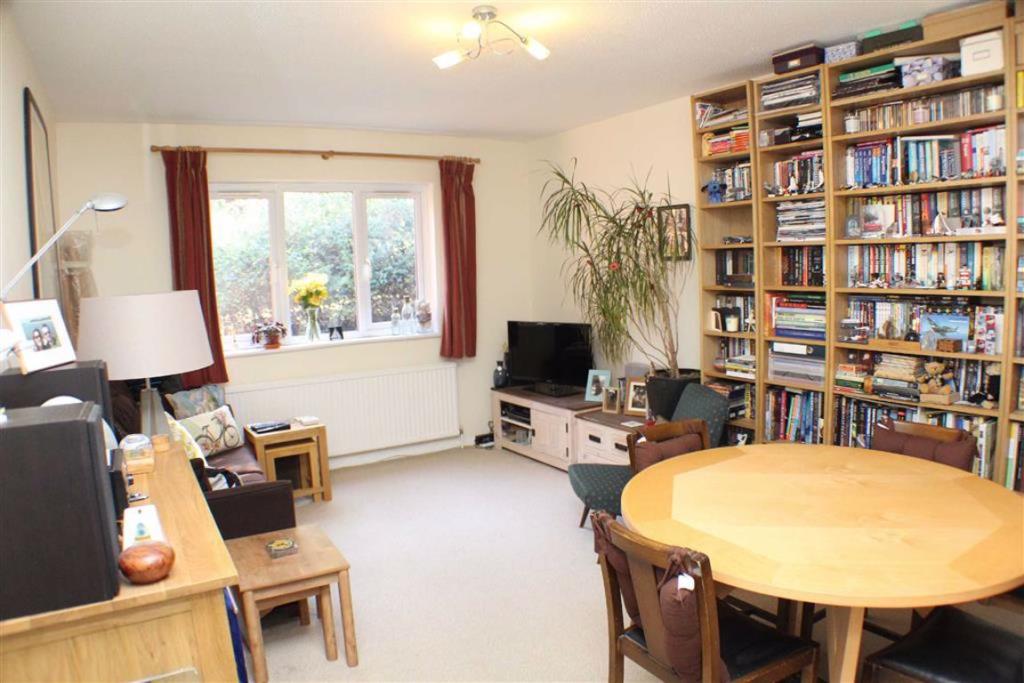 1 Bedroom Flat In Canterbury Court St Albans Hertfordshire