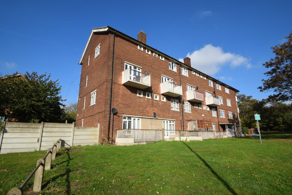 2 bedroom apartment for sale in Rose Lane, Romford, RM6