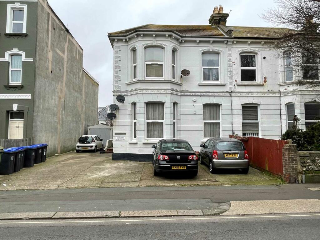 8 bedroom semidetached house for sale in Rowlands Road, Worthing, BN11