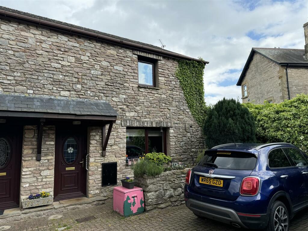 2 bedroom end of terrace house for sale in Stonehill Mews, Vicarage