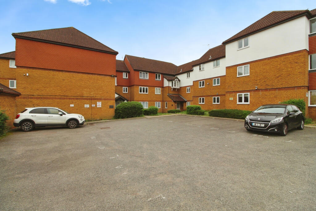2 bedroom flat for rent in Oban Court, Pentland Avenue, Edgware, HA8