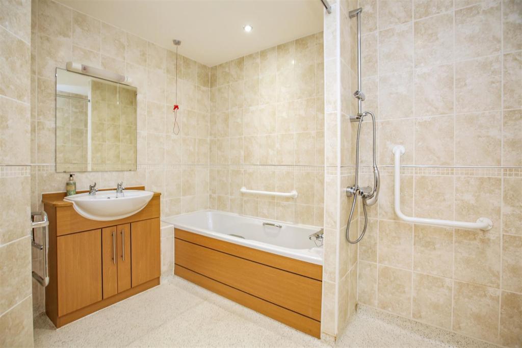 1 bedroom apartment for sale in Dutton Court, Station Approach, Off