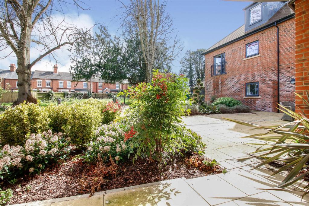 1 bedroom flat for sale in St. Giles Mews, Stony Stratford, Milton