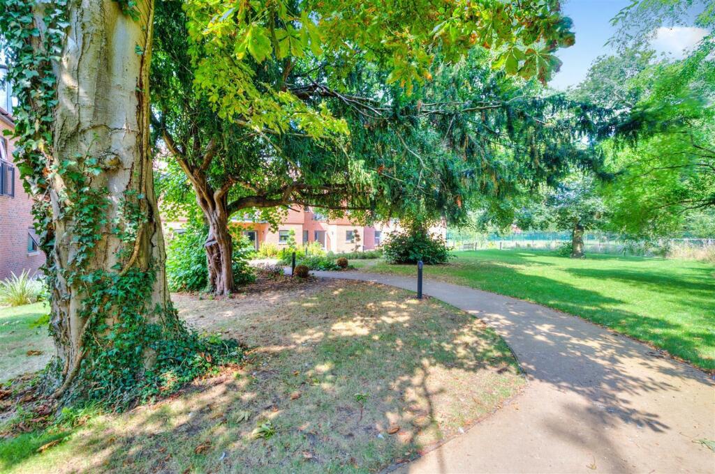 1 bedroom flat for sale in St. Giles Mews, Stony Stratford, Milton
