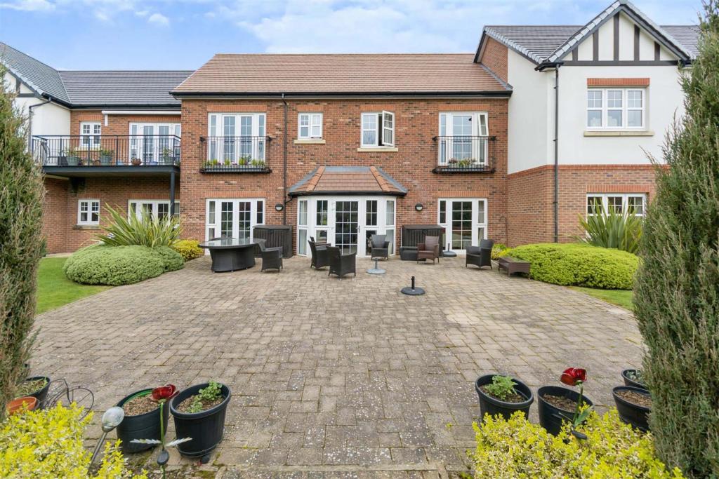 2 bedroom apartment for sale in Ravenshaw Court, Four Ashes Road