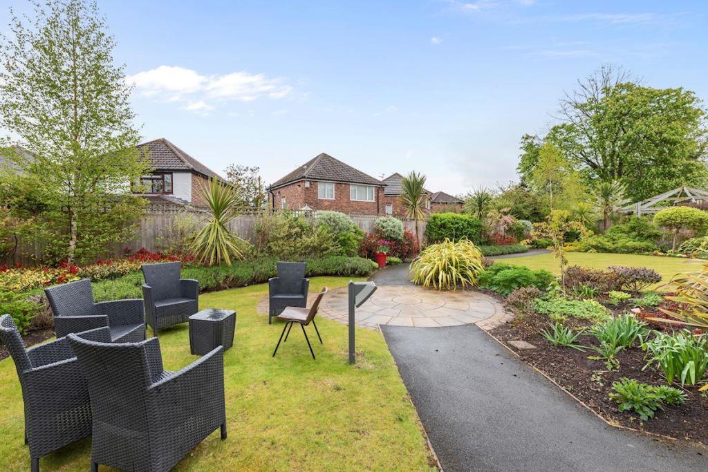 2 bedroom apartment for sale in Oakfield Court, Crofts Bank Road
