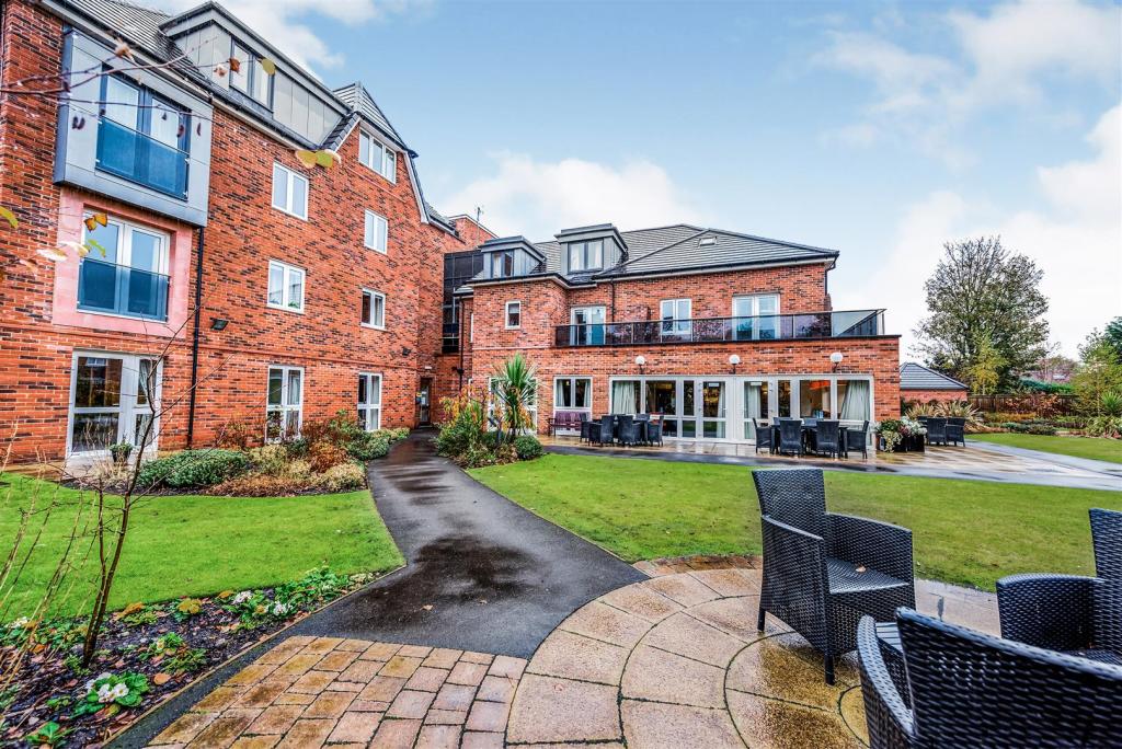 1 bedroom apartment for sale in Oakfield Court, Crofts Bank Road