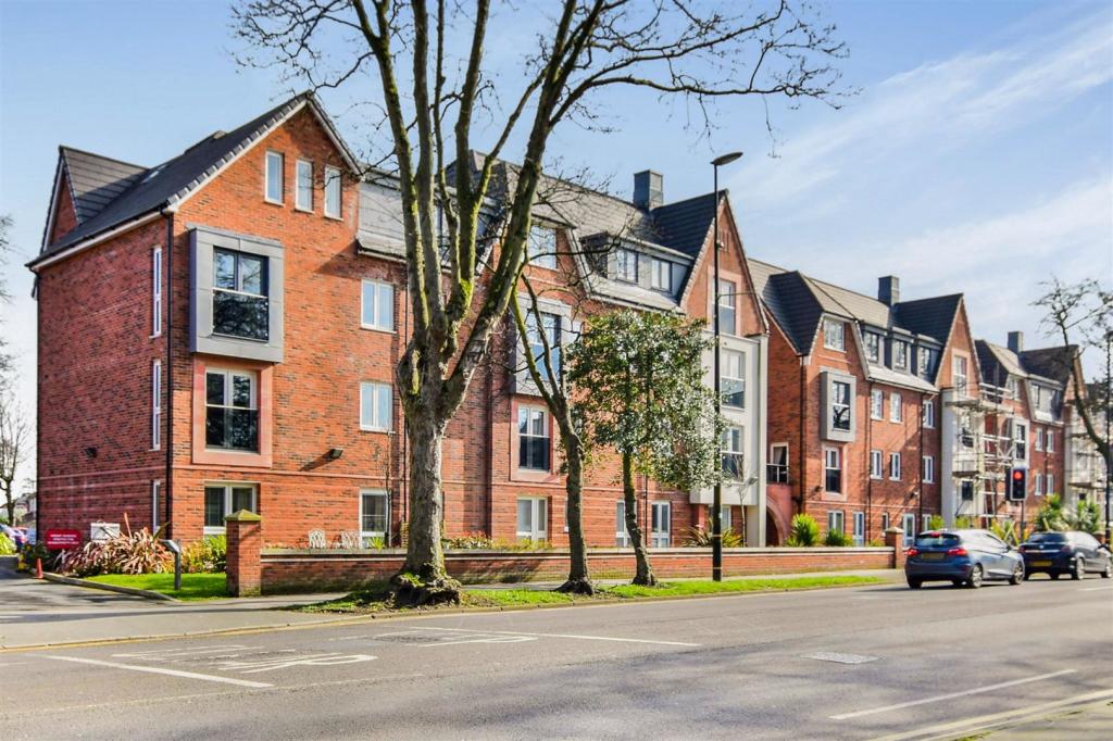 1 bedroom apartment for sale in Oakfield Court, Crofts Bank Road