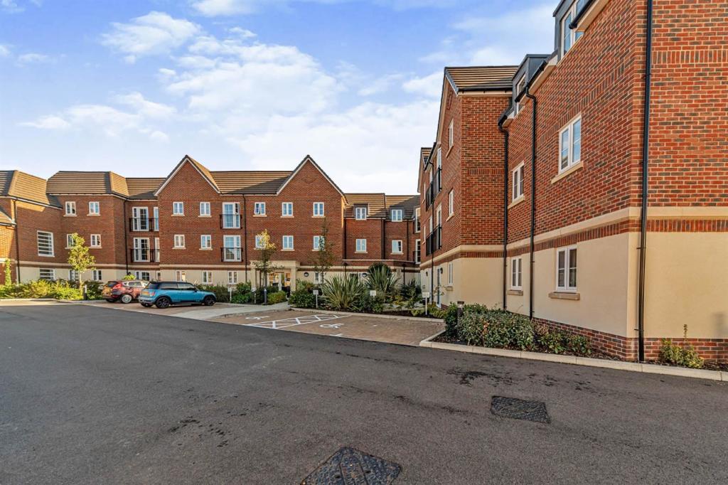 2 bedroom apartment for sale in London Road, Knebworth, SG3