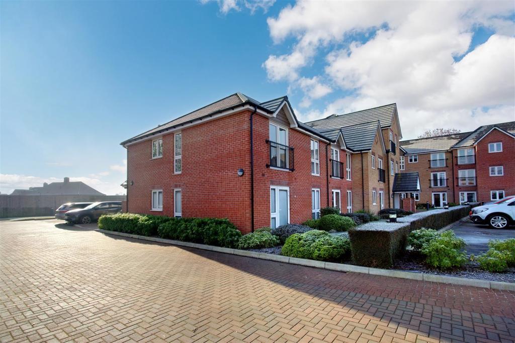 1 bedroom apartment for sale in Carpenter Court, Hickings Lane
