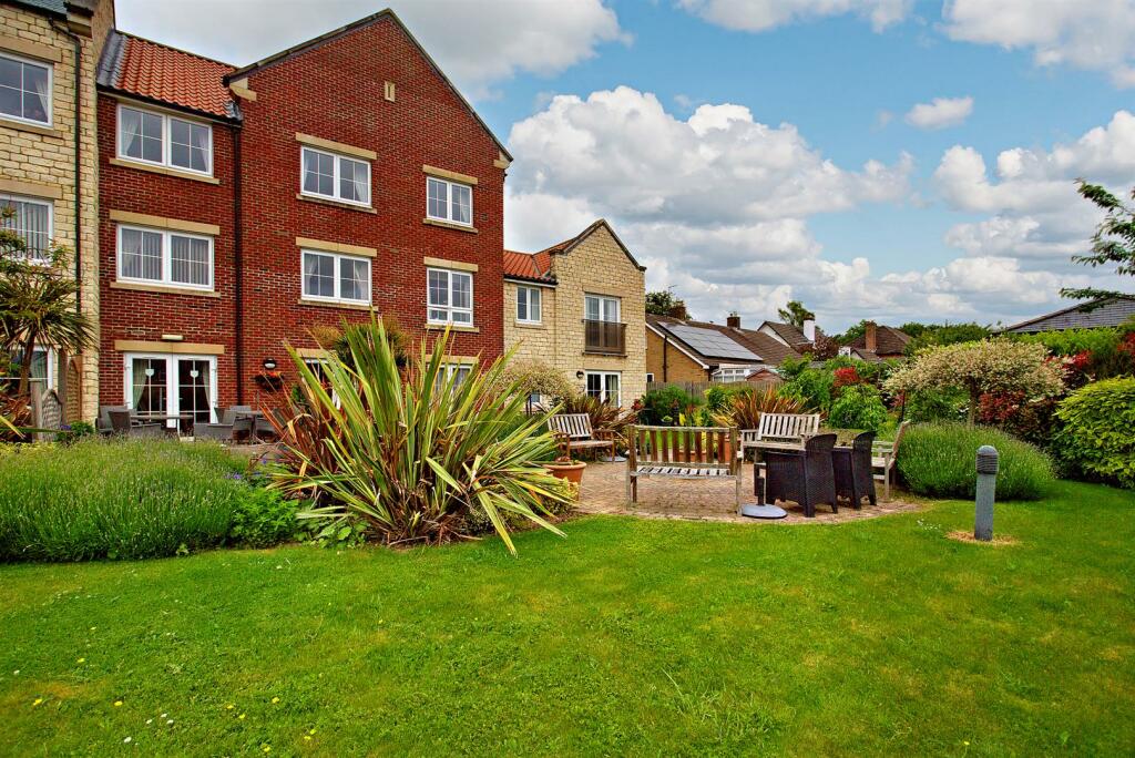 2 bedroom apartment for sale in Eastgate, Pickering, YO18