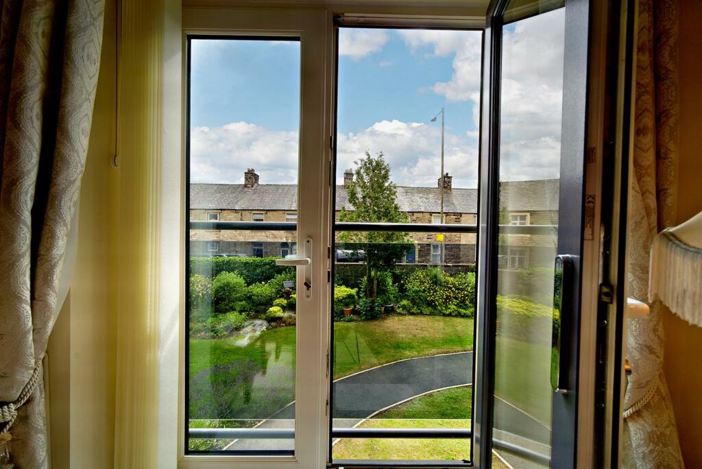 2 bedroom flat for sale in Lancaster Road, Carnforth, LA5