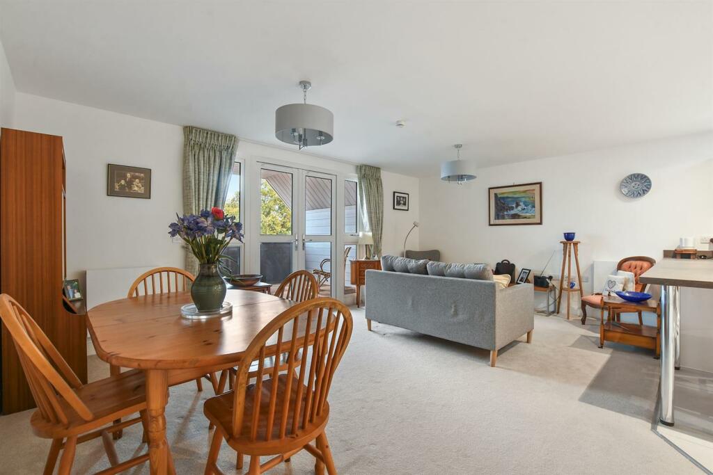 1 bedroom apartment for sale in Beaconsfield Road, Farnham Common