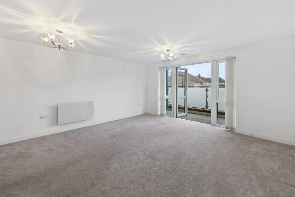 2 bedroom apartment for sale in Loddon House, London Road, RG10