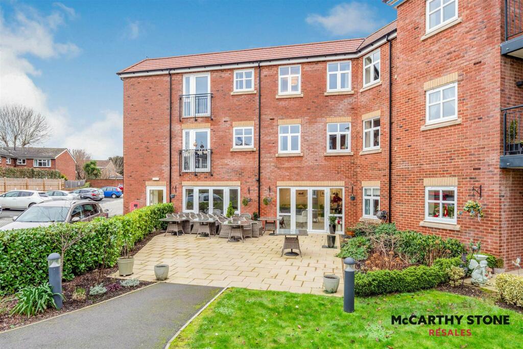 2 bedroom apartment for sale in Southborough Gate, Pinewood Gardens, Tunbridge Wells, TN4